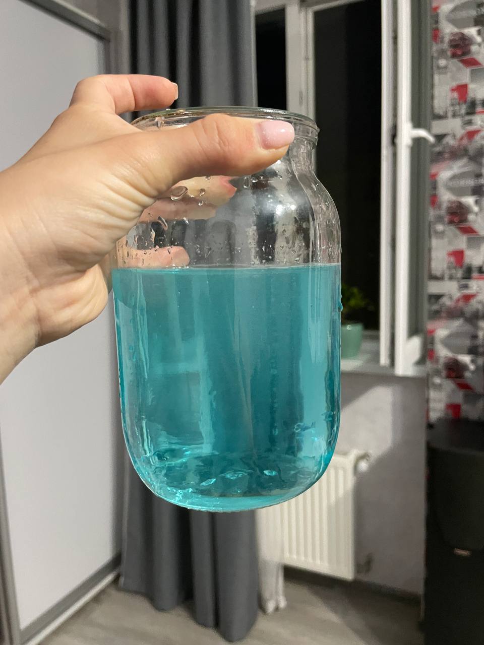 "Я такого ще не бачила!" У місті під Києвом з кранів полилася блакитна вода (відео)